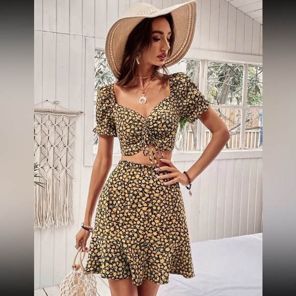 Ditsy Floral Print Sweetheart Neck Drawstring Crop Top & Ruffle Hem Skirt - Picture 1 of 14